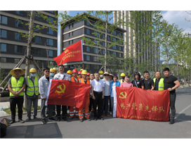 中共沈阳市市容环境发展协会党支部慰问施工一线工人